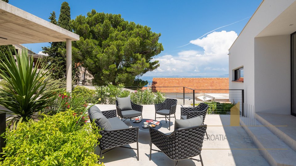 Luxury villa with a dreamy view, just 100 m from the sea on the island of Brač!