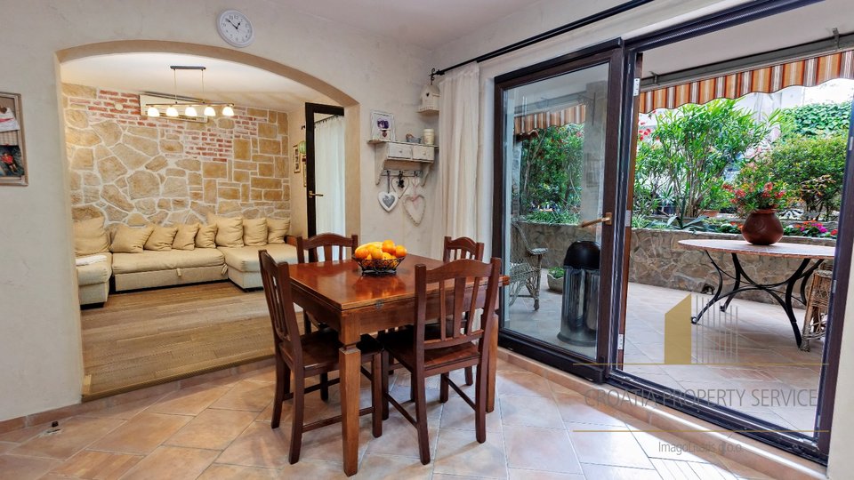 Spacious apartment with a large yard in an excellent location in Split!