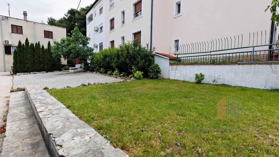 Spacious apartment with a large yard in an excellent location in Split!