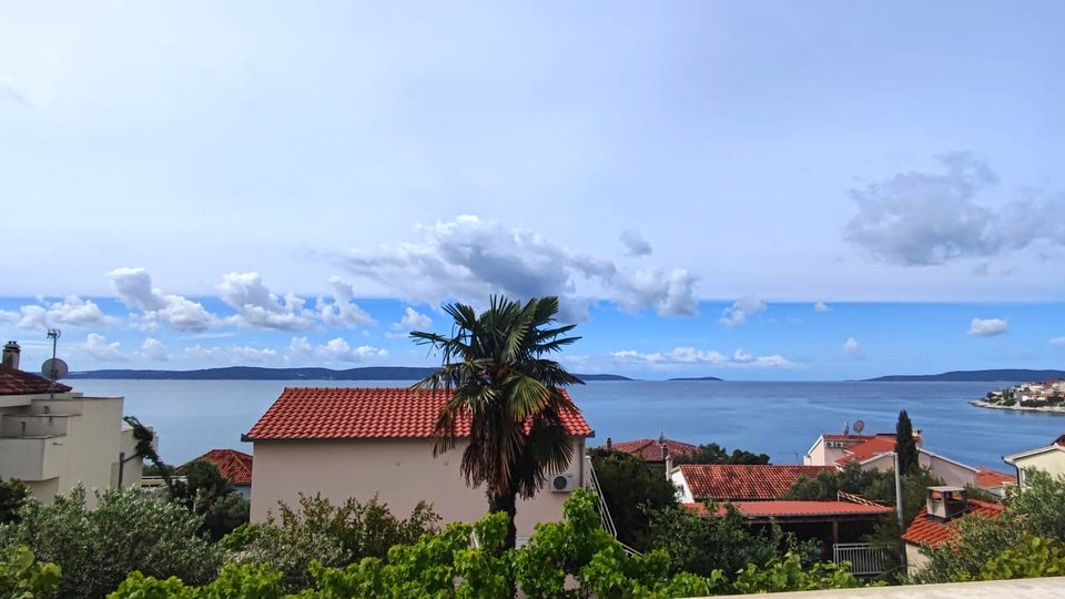 Ein wunderschönes Haus mit großem Potenzial, nur 100 m vom Meer entfernt auf der Insel Čiovo!