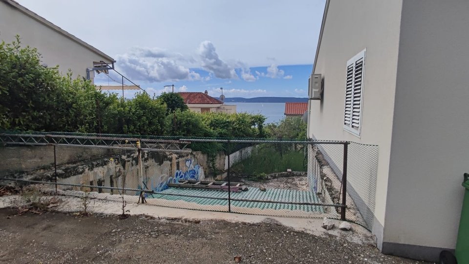 Ein wunderschönes Haus mit großem Potenzial, nur 100 m vom Meer entfernt auf der Insel Čiovo!