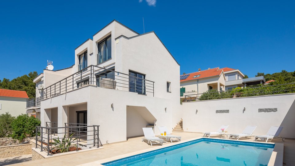 Beautiful villa with pool, second row to the sea on the island of Brač!