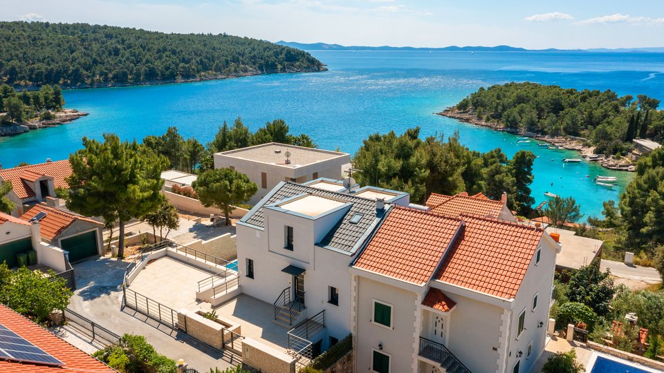 Wunderschöne Villa mit Pool, zweite Reihe zum Meer auf der Insel Brač!