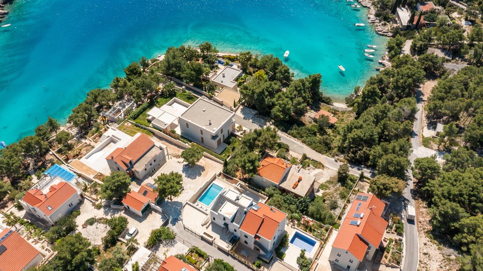 Wunderschöne Villa mit Pool, zweite Reihe zum Meer auf der Insel Brač!