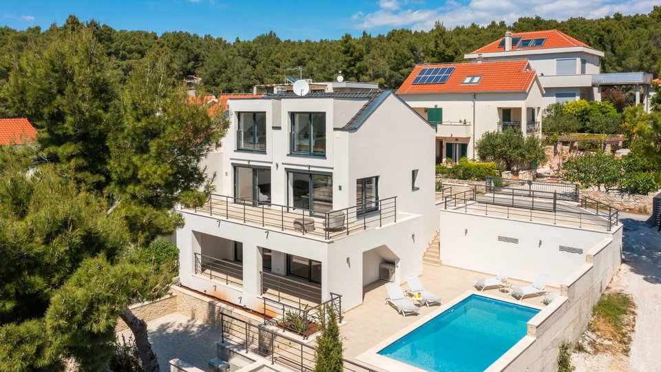 Beautiful villa with pool, second row to the sea on the island of Brač!