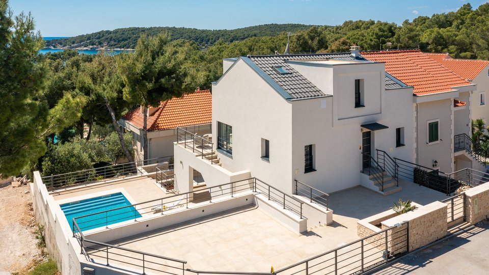 Beautiful villa with pool, second row to the sea on the island of Brač!