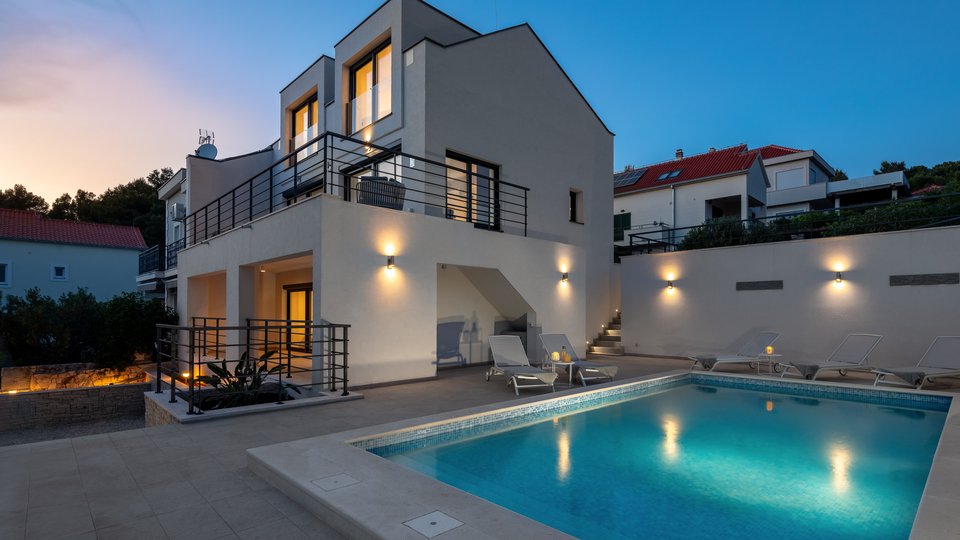 Wunderschöne Villa mit Pool, zweite Reihe zum Meer auf der Insel Brač!