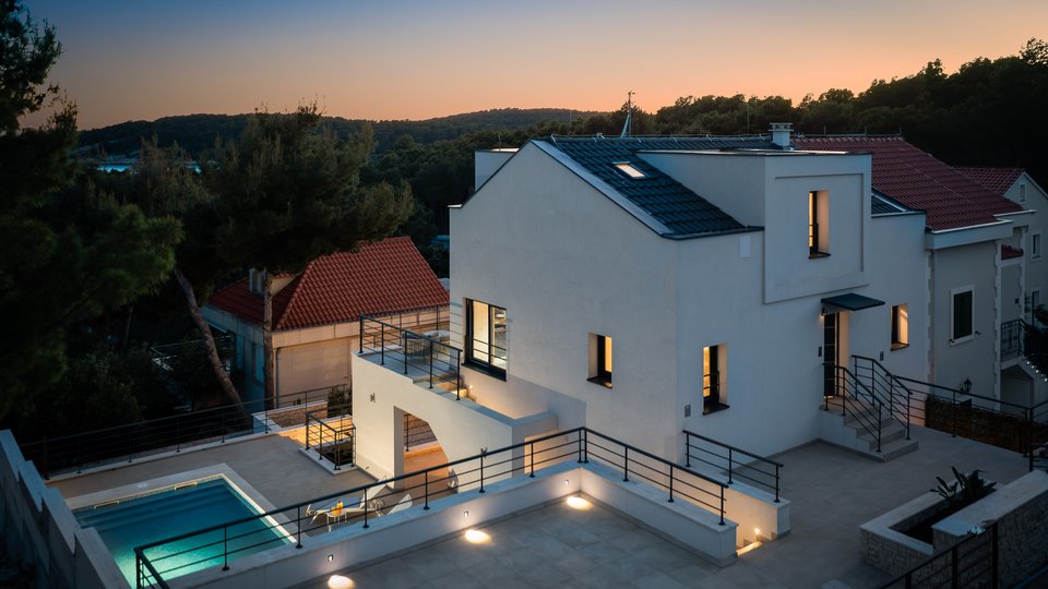 Beautiful villa with pool, second row to the sea on the island of Brač!