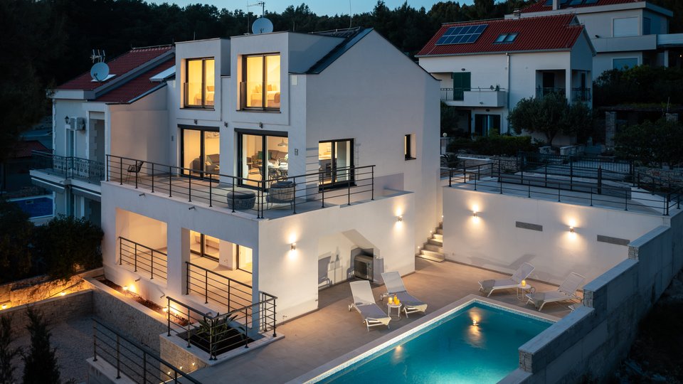 Wunderschöne Villa mit Pool, zweite Reihe zum Meer auf der Insel Brač!