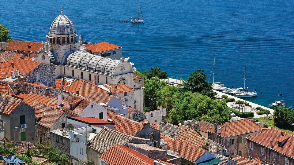 Luxuriöse 5-Sterne-Villa in ruhiger Lage, 150 m vom Meer entfernt in der Nähe von Šibenik!