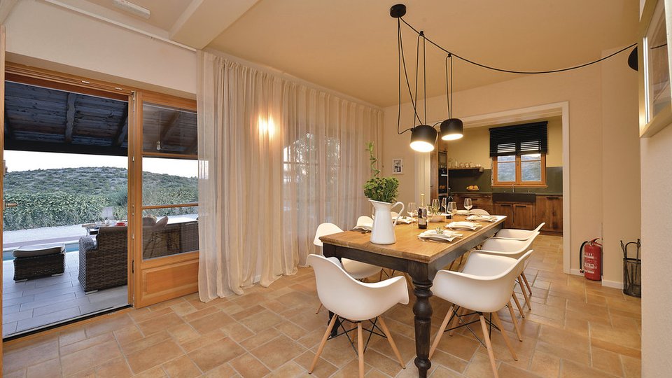 Luxury 5* villa in a quiet location, 150 m from the sea near Šibenik!