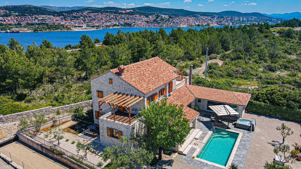 Luxuriöse 5-Sterne-Villa in ruhiger Lage, 150 m vom Meer entfernt in der Nähe von Šibenik!