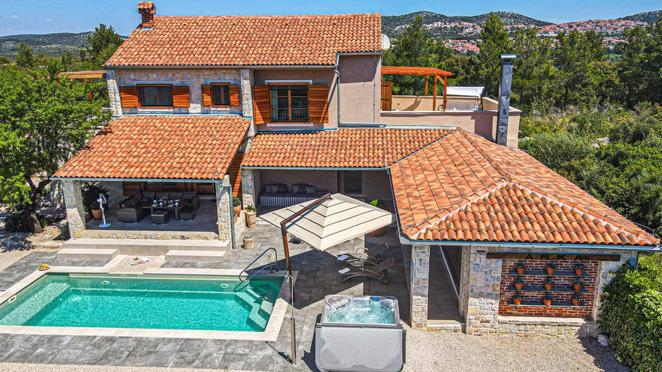 Luxury 5* villa in a quiet location, 150 m from the sea near Šibenik!