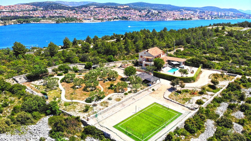 Luxuriöse 5-Sterne-Villa in ruhiger Lage, 150 m vom Meer entfernt in der Nähe von Šibenik!