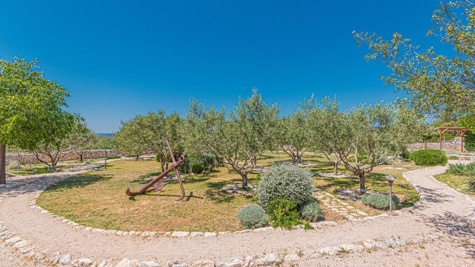 Luxuriöse 5-Sterne-Villa in ruhiger Lage, 150 m vom Meer entfernt in der Nähe von Šibenik!