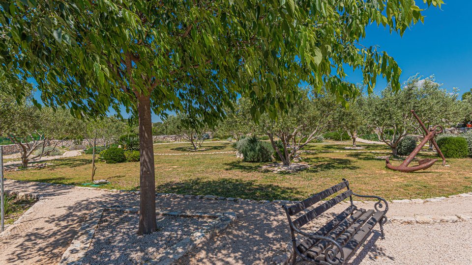 Luxuriöse 5-Sterne-Villa in ruhiger Lage, 150 m vom Meer entfernt in der Nähe von Šibenik!