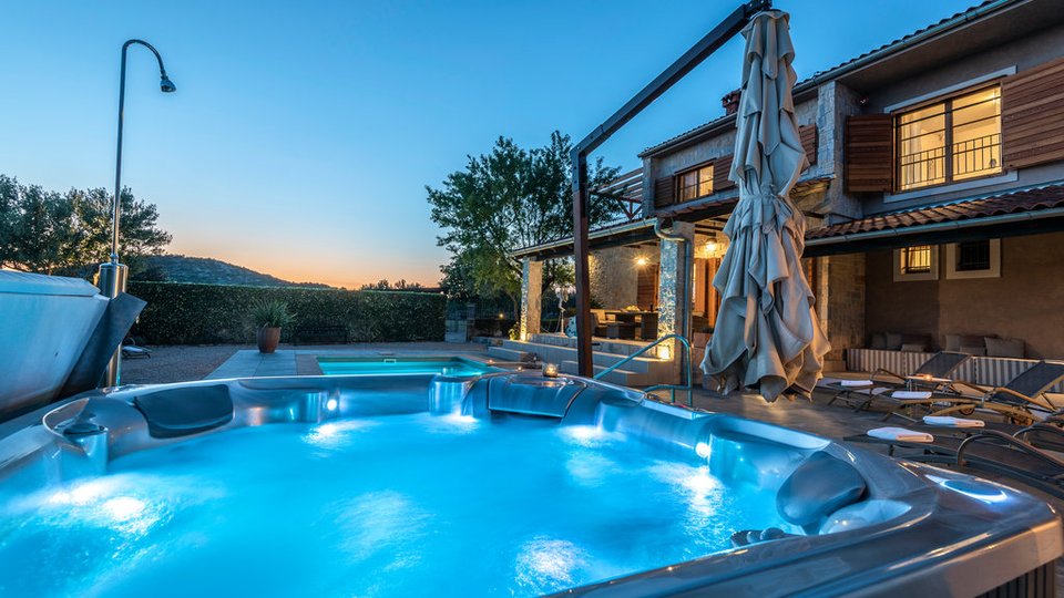 Luxury 5* villa in a quiet location, 150 m from the sea near Šibenik!