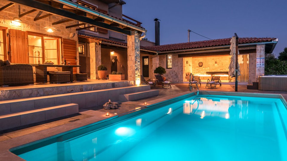 Luxury 5* villa in a quiet location, 150 m from the sea near Šibenik!