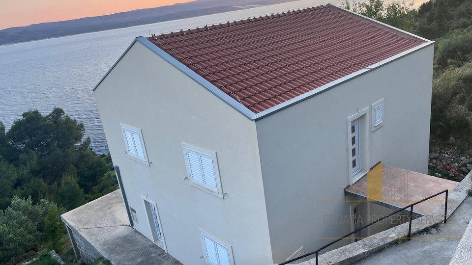 Ein Haus mit großem Potenzial und wunderschönem Blick auf das Meer an der Riviera von Omiš!