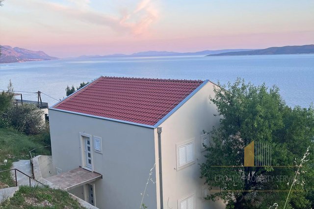 A house with great potential and a beautiful view of the sea on the Omiš Riviera!