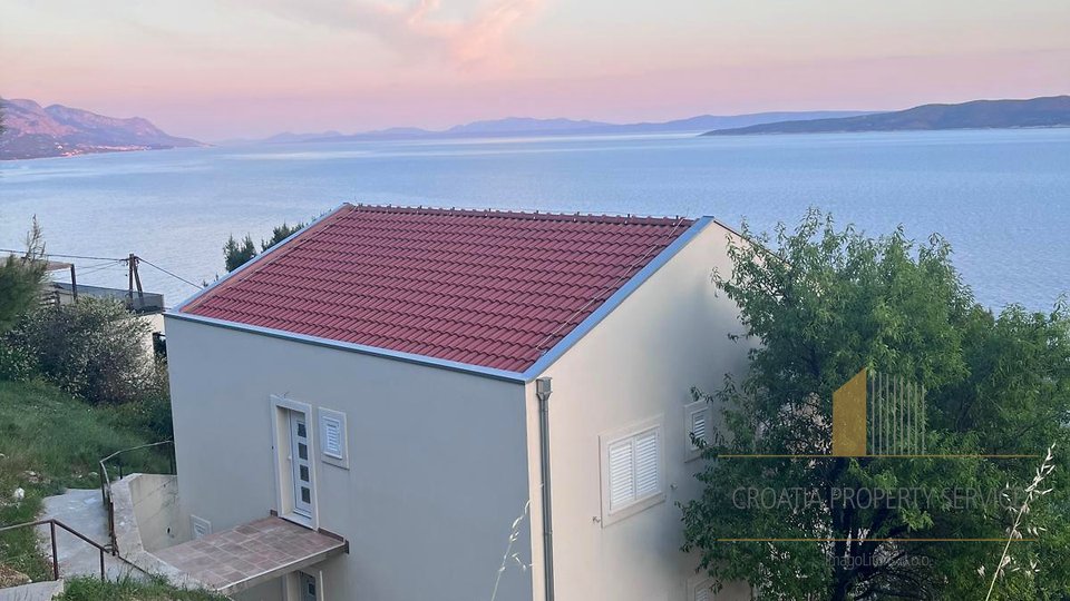 Ein Haus mit großem Potenzial und wunderschönem Blick auf das Meer an der Riviera von Omiš!