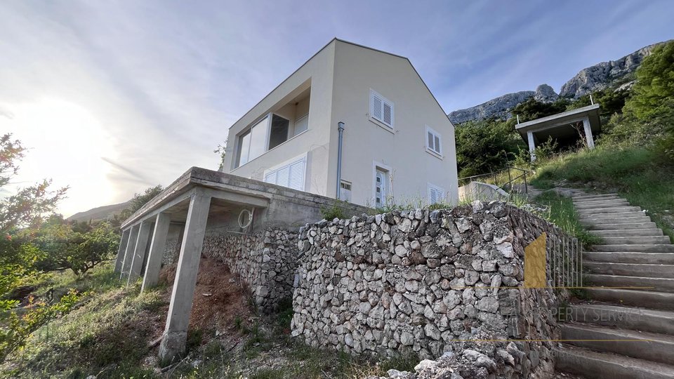 A house with great potential and a beautiful view of the sea on the Omiš Riviera!