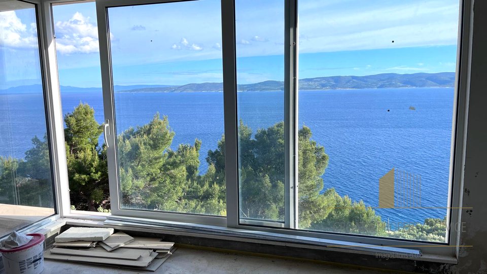 A house with great potential and a beautiful view of the sea on the Omiš Riviera!