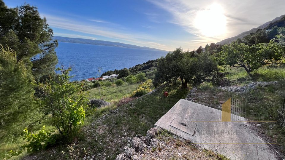 A house with great potential and a beautiful view of the sea on the Omiš Riviera!