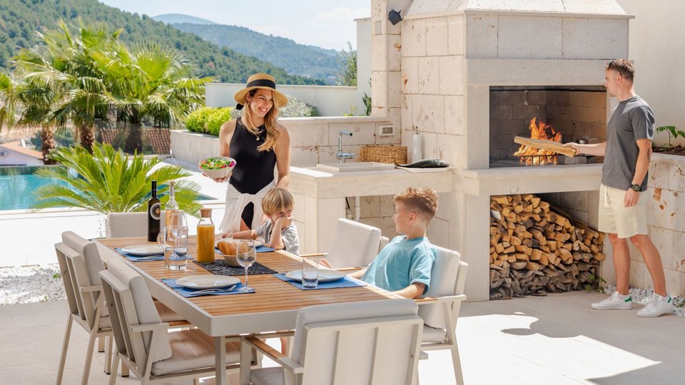 Luxusvilla mit Panoramablick auf das Meer in der Nähe von Trogir!