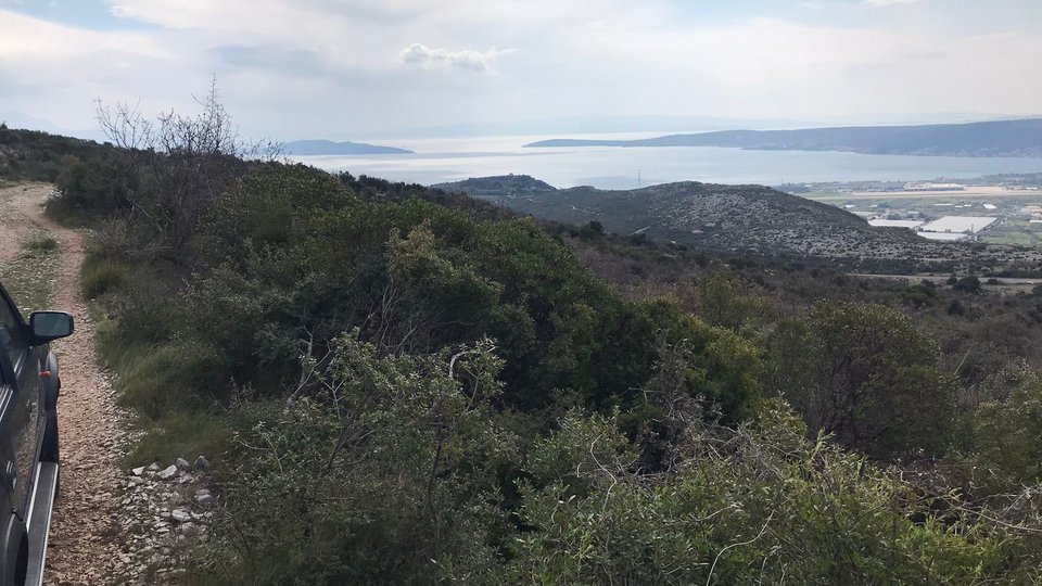 Ackerland von 69.000 m2 mit Panoramablick auf das Meer – Kaštela!