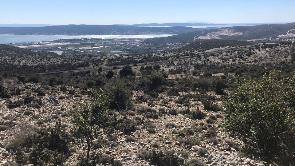 Ackerland von 51565 m2 mit Panoramablick auf das Meer – Kaštela!