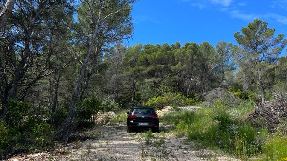 Popolna naložba: gradbeno zemljišče T2 v Sutivanu, 100 m od plaže!