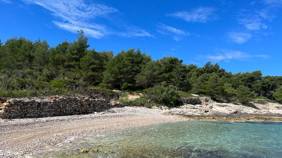 Popolna naložba: gradbeno zemljišče T2 v Sutivanu, 100 m od plaže!