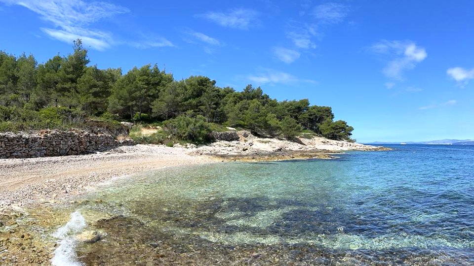 Popolna naložba: gradbeno zemljišče T2 v Sutivanu, 100 m od plaže!