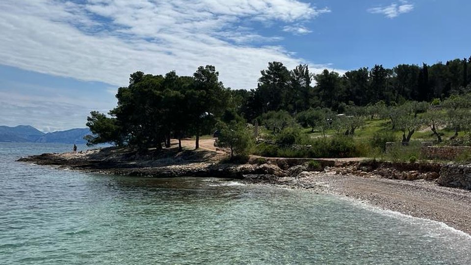 Savršena Investicija: T2 građevinsko zemljište u Sutivanu, 100 m od plaže!