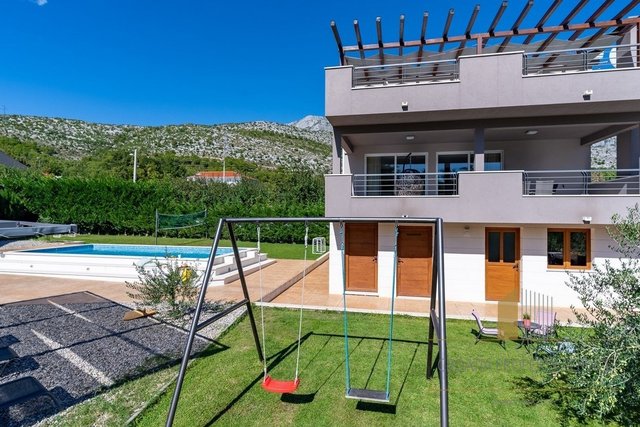 A beautiful villa with a pool in the hinterland of Omiš!
