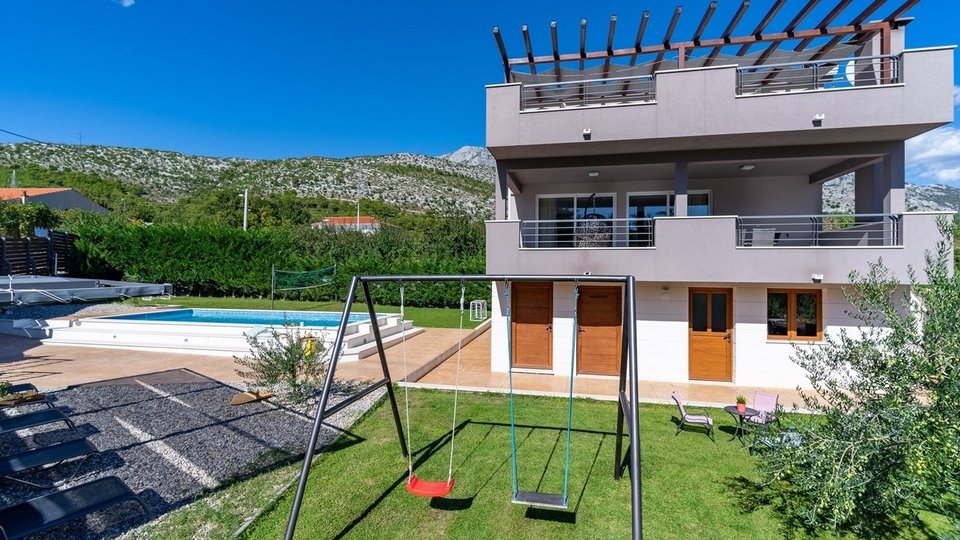 Eine wunderschöne Villa mit Pool im Hinterland von Omiš!