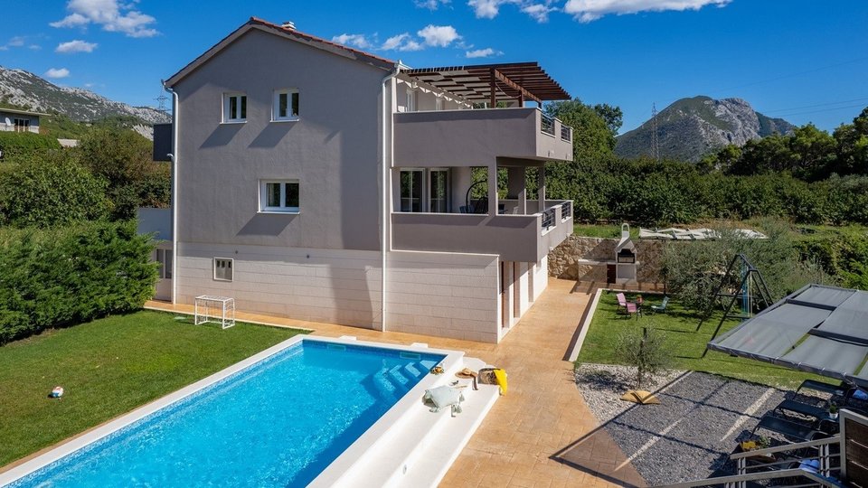 Eine wunderschöne Villa mit Pool im Hinterland von Omiš!