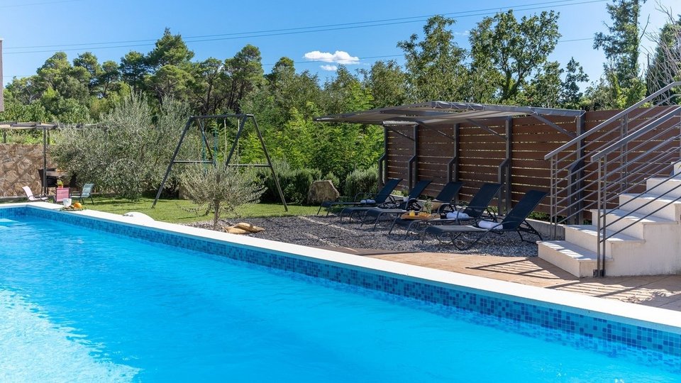 Eine wunderschöne Villa mit Pool im Hinterland von Omiš!