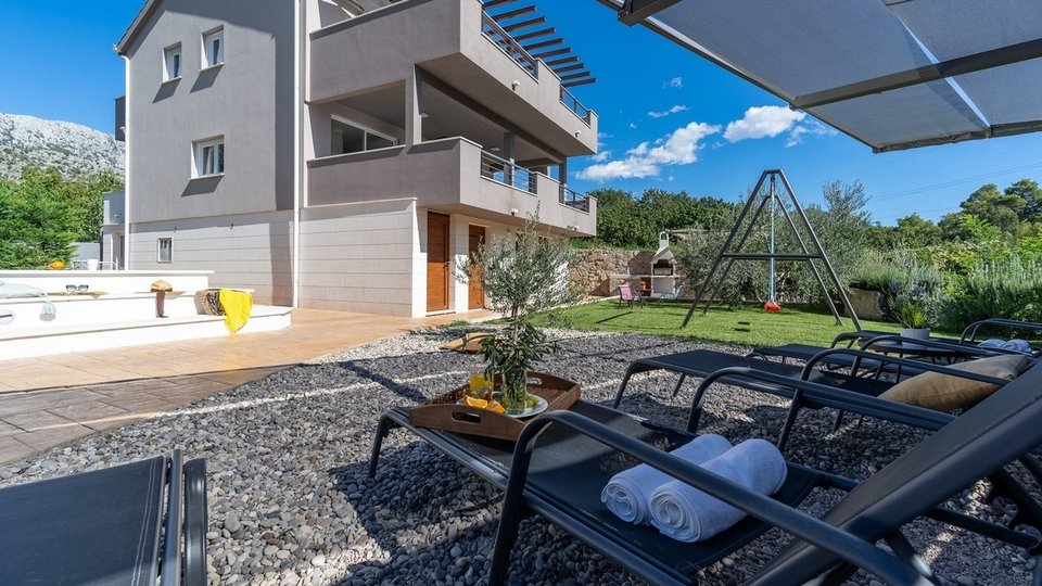 Eine wunderschöne Villa mit Pool im Hinterland von Omiš!