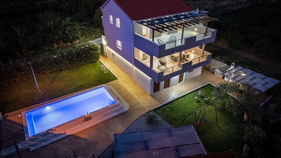 Eine wunderschöne Villa mit Pool im Hinterland von Omiš!