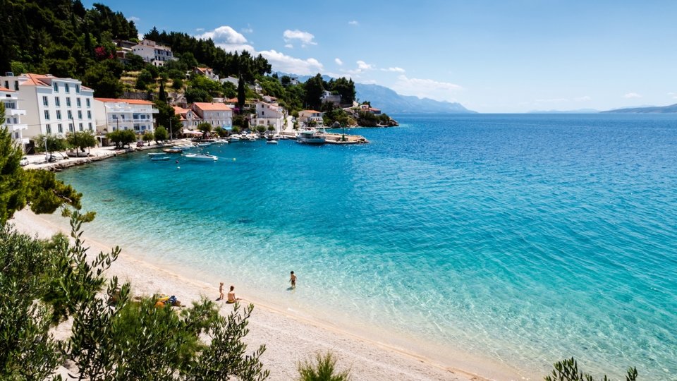 Luksuzna vila z bazenom in dvigalom - prva vrsta ob plaži na Omiški rivieri!