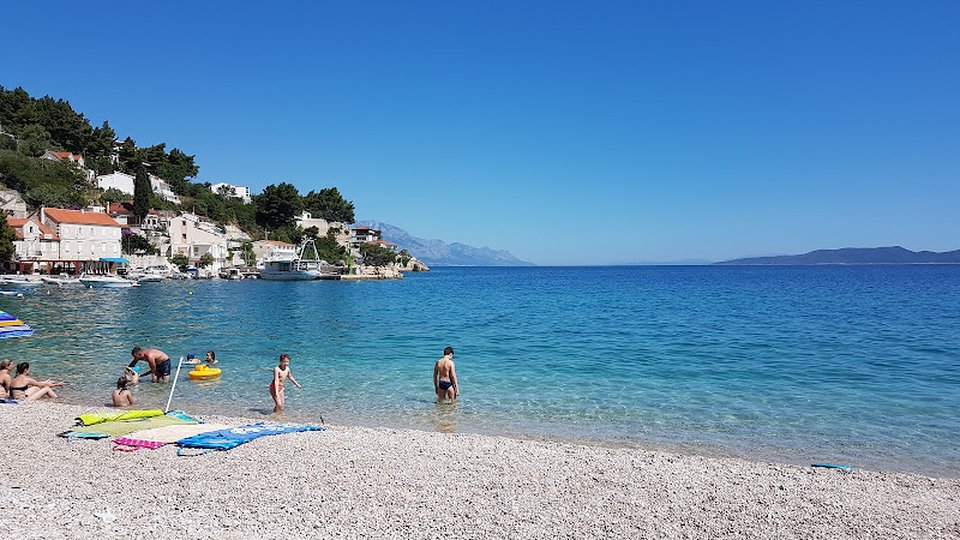 Luksuzna vila z bazenom in dvigalom - prva vrsta ob plaži na Omiški rivieri!