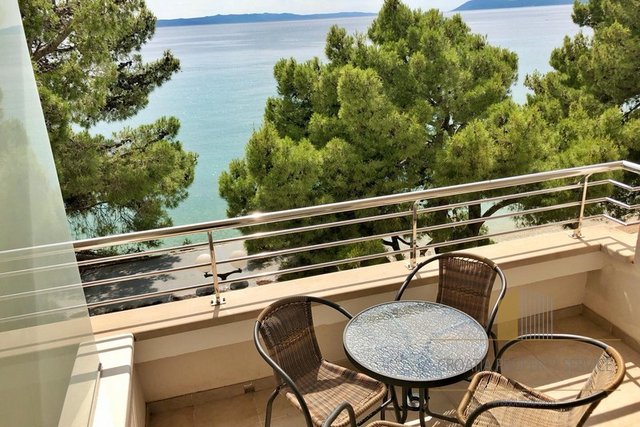 Spacious one bedroom apartment on the beach in Tucepi!