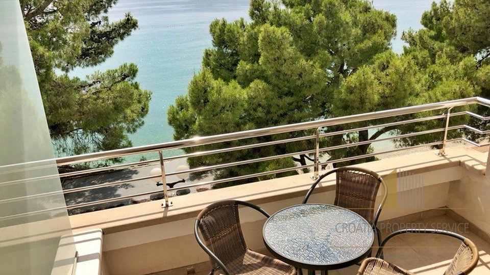 Spacious one bedroom apartment on the beach in Tucepi!