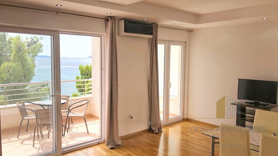 Spacious one bedroom apartment on the beach in Tucepi!