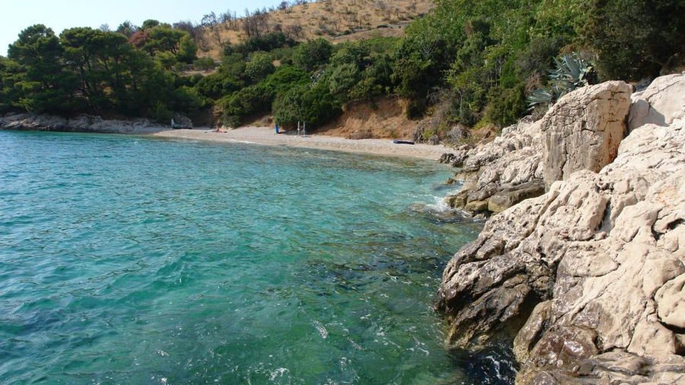 Extraordinary agricultural land, first row to the sea on the island of Brač!