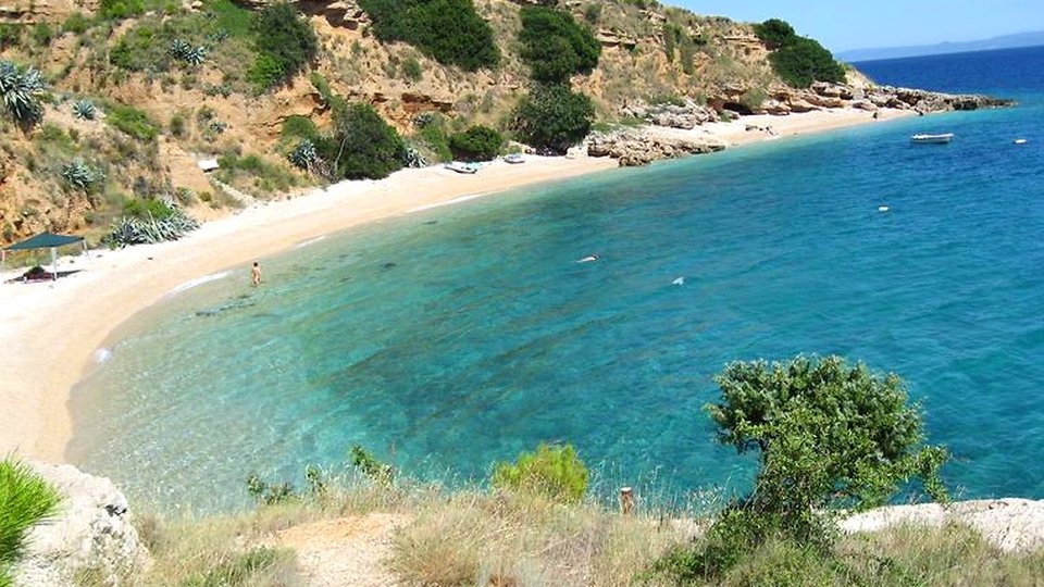 Außergewöhnliches Agrarland, erste Reihe zum Meer auf der Insel Brač!