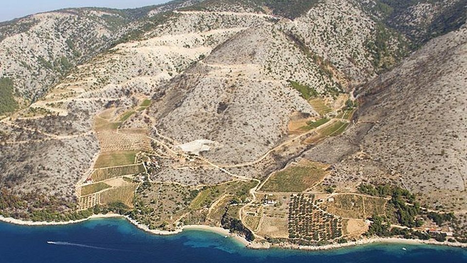 Extraordinary agricultural land, first row to the sea on the island of Brač!