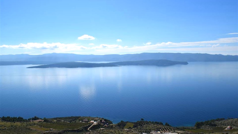 Extraordinary agricultural land, first row to the sea on the island of Brač!